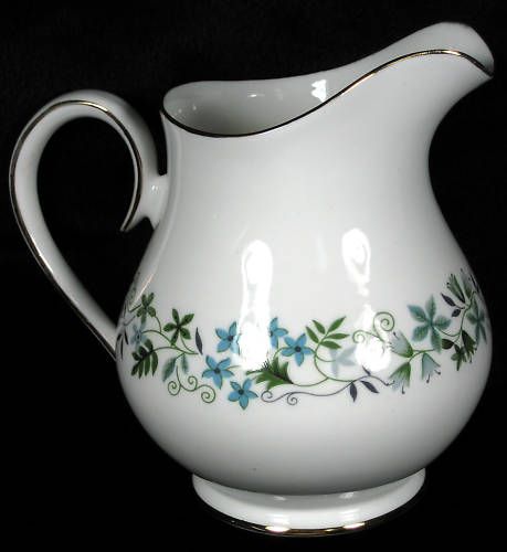 WELLINGTON BONE CHINA DORCHESTER CREAMER (England)  