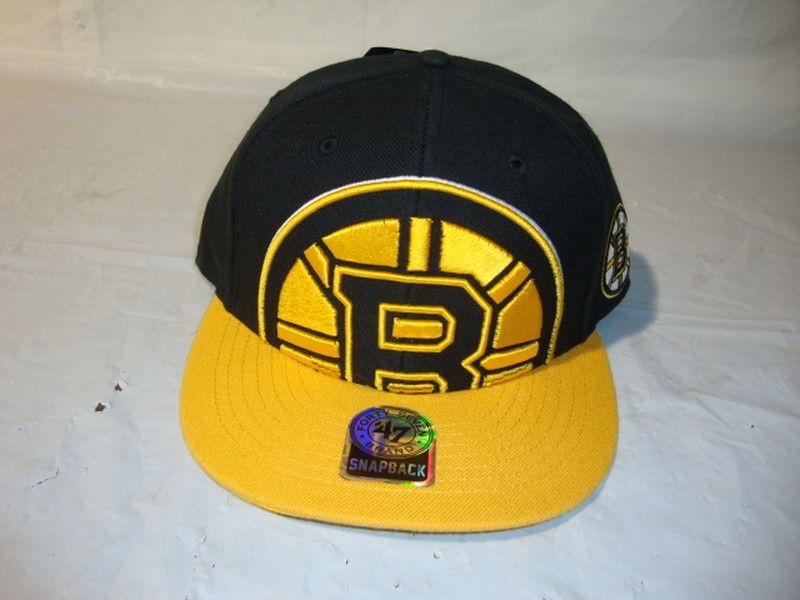 47Brand Licensed NHL Boston Bruins Snapback Cap  Blackout Colossal 