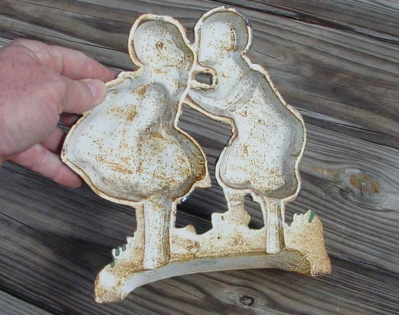 VINTAGE CAST IRON DUTCH BOY AND GIRL KISSING DOOR STOP  