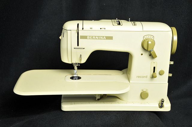 LOVELY BERNINA 730 SEWING MACHINE COMPLETE WITH QUILTING ACCESSORIES 