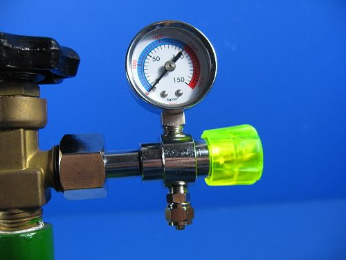 Do not unscrew the regulator before remnant gas pressure released 